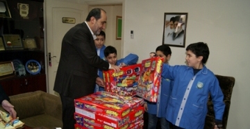 برجاوي يستلم من تلامذة مدارس المصطفى (ص) الهدايا لتوزيعها على الايتام